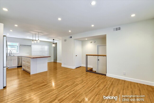 Building Photo - 720 Waterloo St