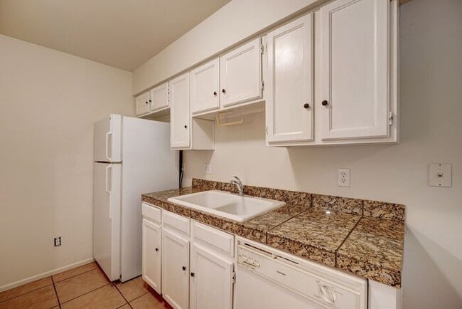 Building Photo - COMING SOON! Adorable 2 Bath 1 Bed Home in Glendale