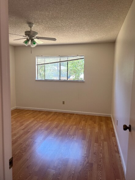 Building Photo - 345 Sky Oaks Dr