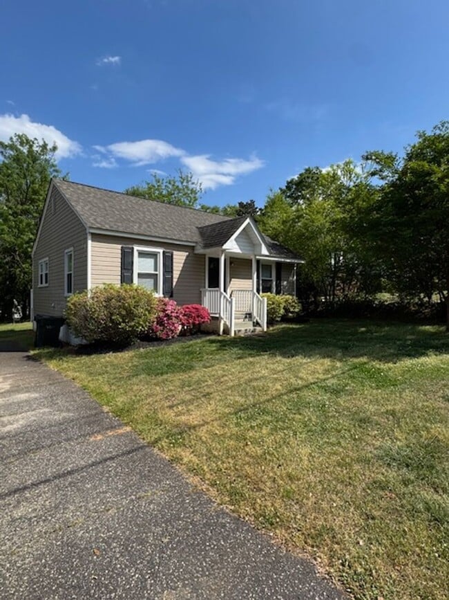 Building Photo - Adorable 2 Bedroom-1 Bath Bungalow within walking distance to Downtown Greer - Very Convenient