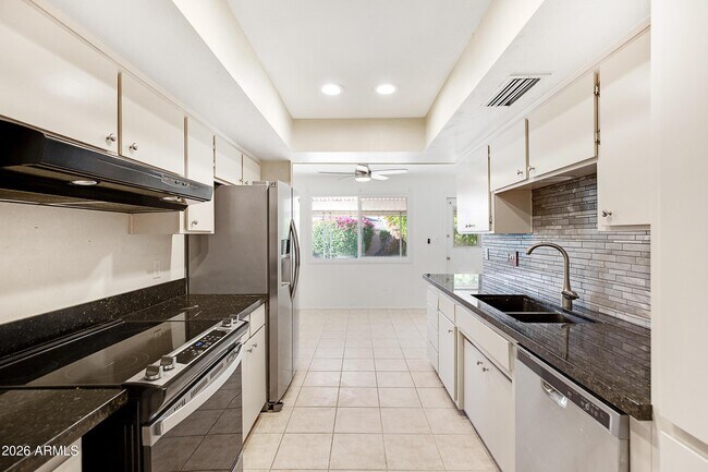 Building Photo - 1036 E Geneva Dr