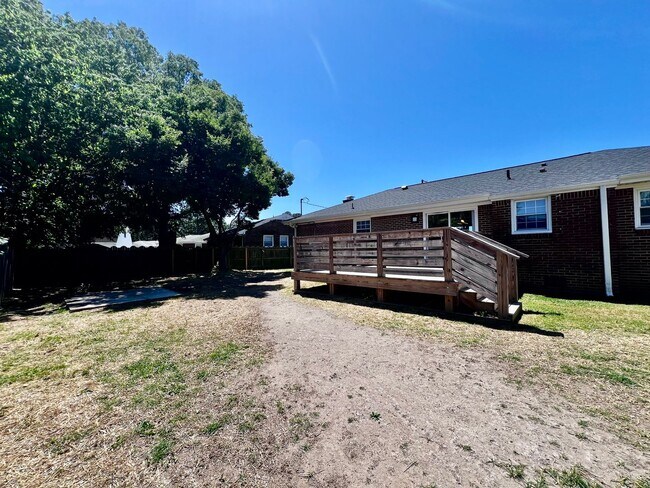 Building Photo - Stunning Renovated Ranch off Indian River