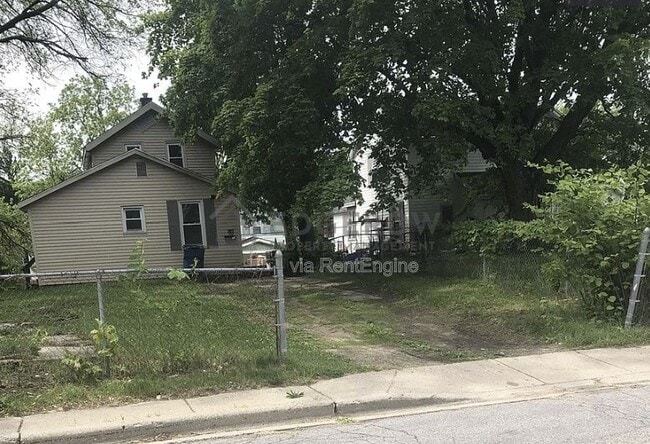 Building Photo - 1105 Baxter St SE