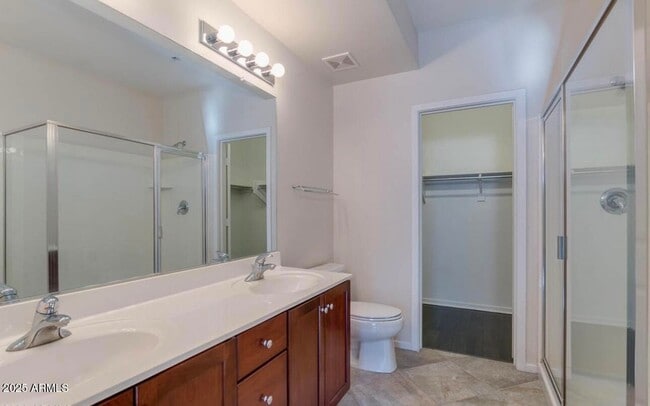 Building Photo - 525 W Lakeside Dr