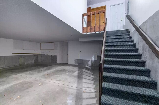 Building Photo - 5 bedroom/3 bath w/mother in law style qua...