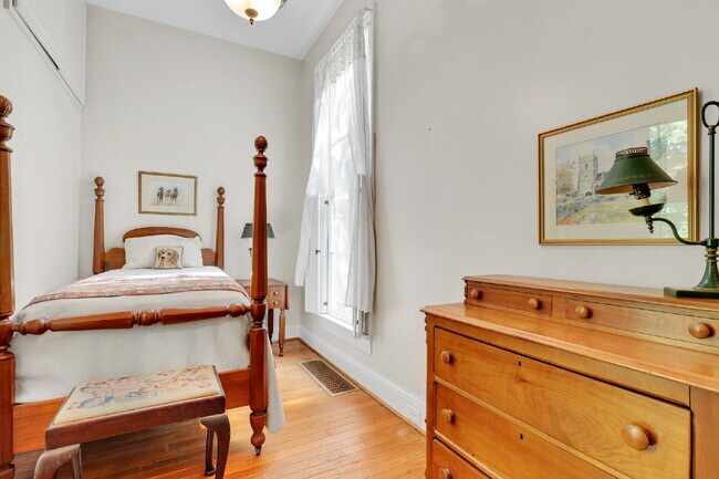Building Photo - Beautiful Furnished 3 Bedroom Home in Historic District