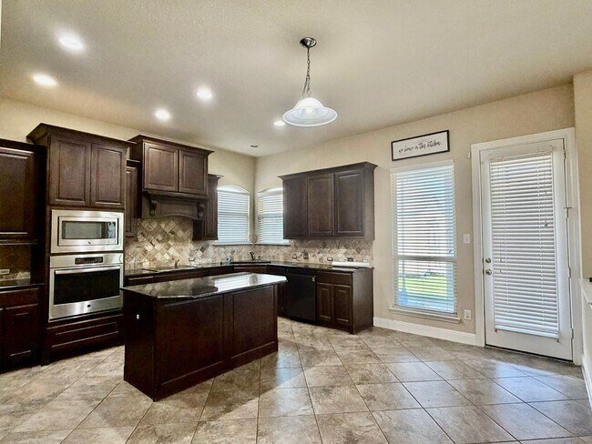 Building Photo - Welcome home to 621 Cavan!