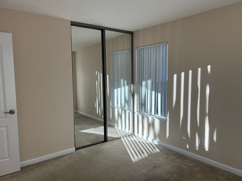 Building Photo - 150 Reflections Dr