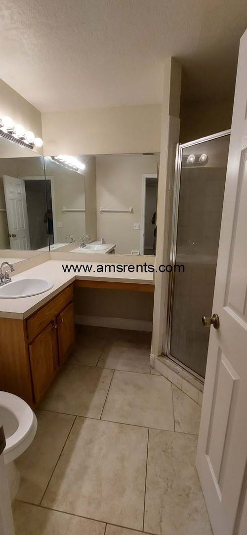 Building Photo - Spacious 3 Bedroom 2 Bath