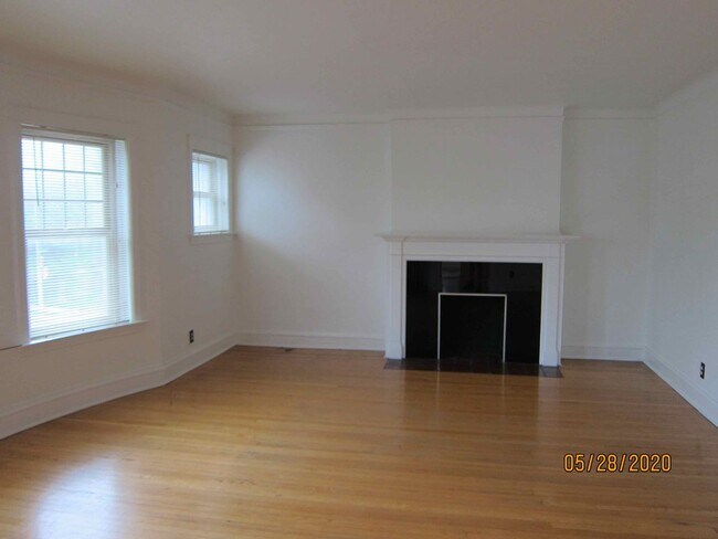Building Photo - Available October 2025- Gorgeous, Sunny 1 ...