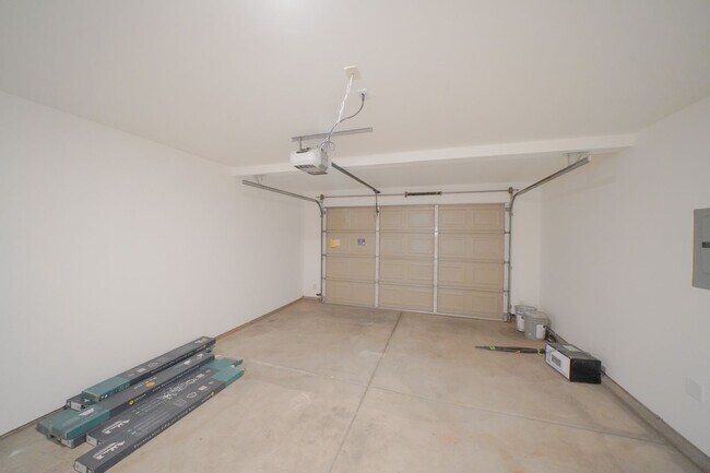 Building Photo - Remodeled 3 Bed / 2.5 Bath Townhome in Great Location