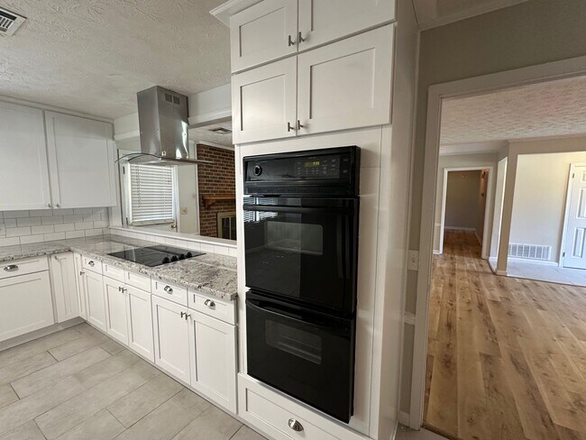 Building Photo - Beautiful home with everything you could want