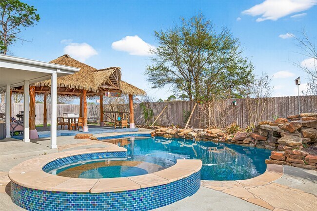 Building Photo - 805 Camelot Ln