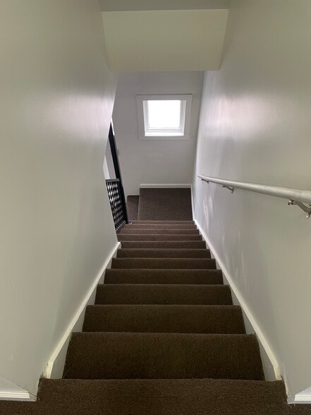 Building Photo - 850 Park Ave