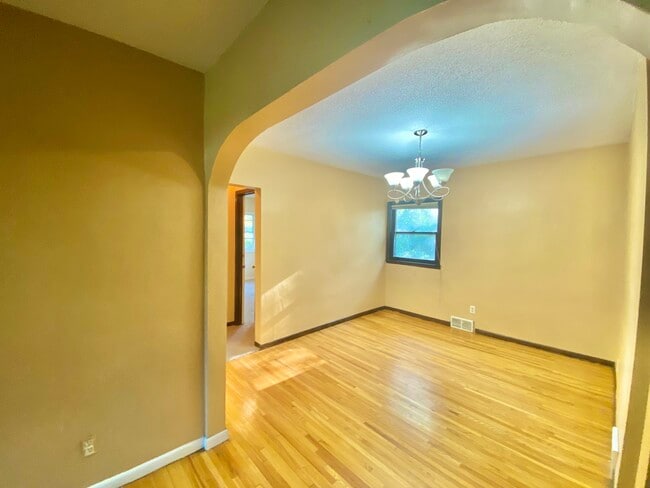 Building Photo - 2417 Parkview Blvd