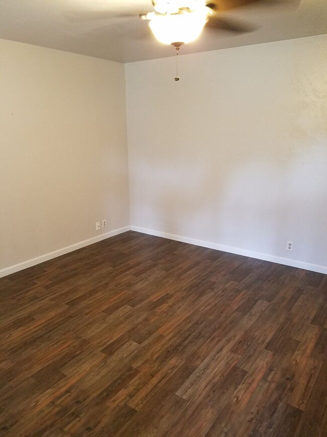 Building Photo - Remodeled 3 bedroom 1 bathroom house in Ed...