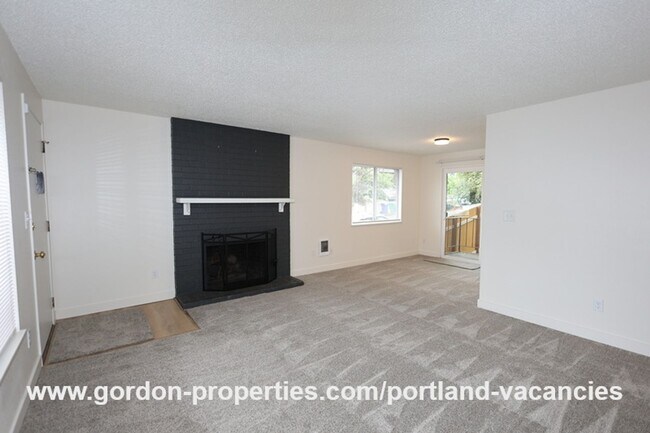 Building Photo - SE 15th Ave - remodeled 3 bedroom duplex w...