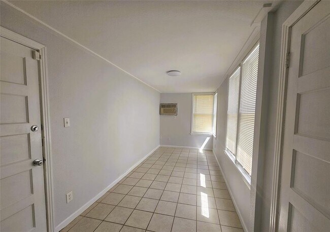 Building Photo - 118 Pompano Ave