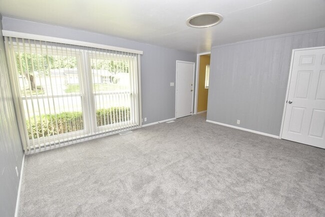 Building Photo - 3 bedroom 1 bath home in Edison Park