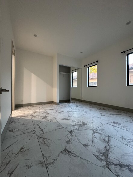 Building Photo - 15120 La Maida St