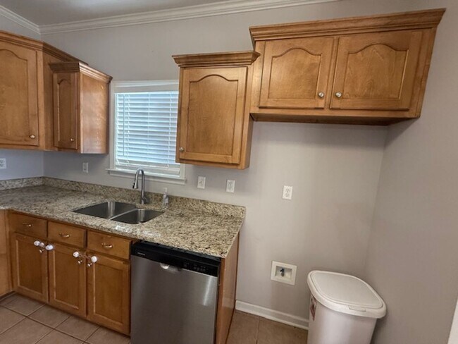 Building Photo - 3 bed 2 bath home with a large bonus room and an additional room that would be perfect for an off...