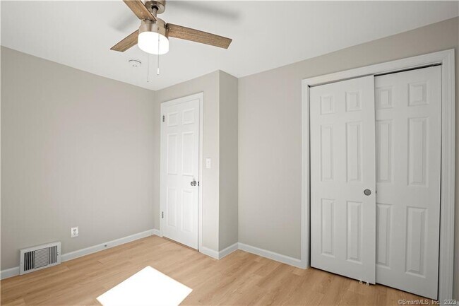 Building Photo - 106 River Rd