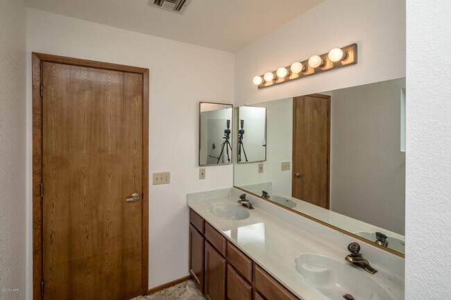 Building Photo - Unfurnished Long Term House! Price Adjustm...