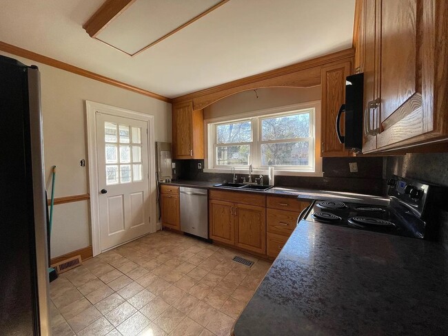 Building Photo - Renovated 3BR / 2BA home near Forest Hill ...