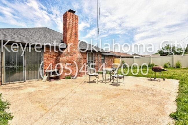 Building Photo - Massive 3BD/2BTH Home Minutes from the Highway.