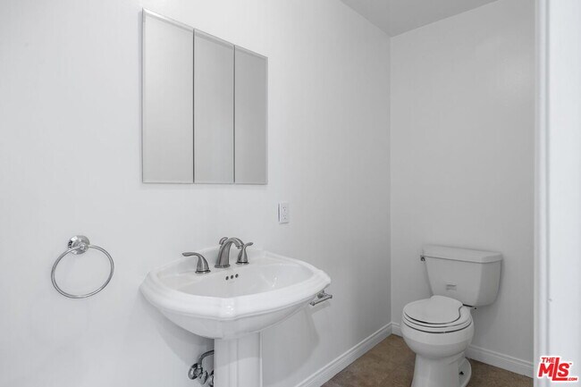 Building Photo - 350 Chautauqua Blvd