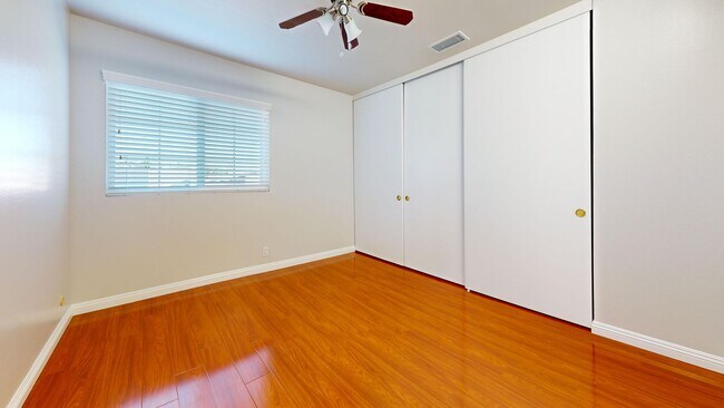 Building Photo - Spacious 5-Bedroom Family Home Available for Long Term Rent!