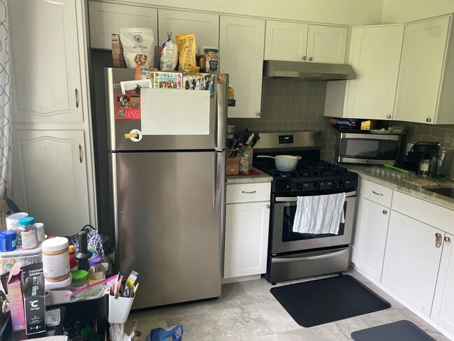 Building Photo - 2 bedroom 1 bath close to 94