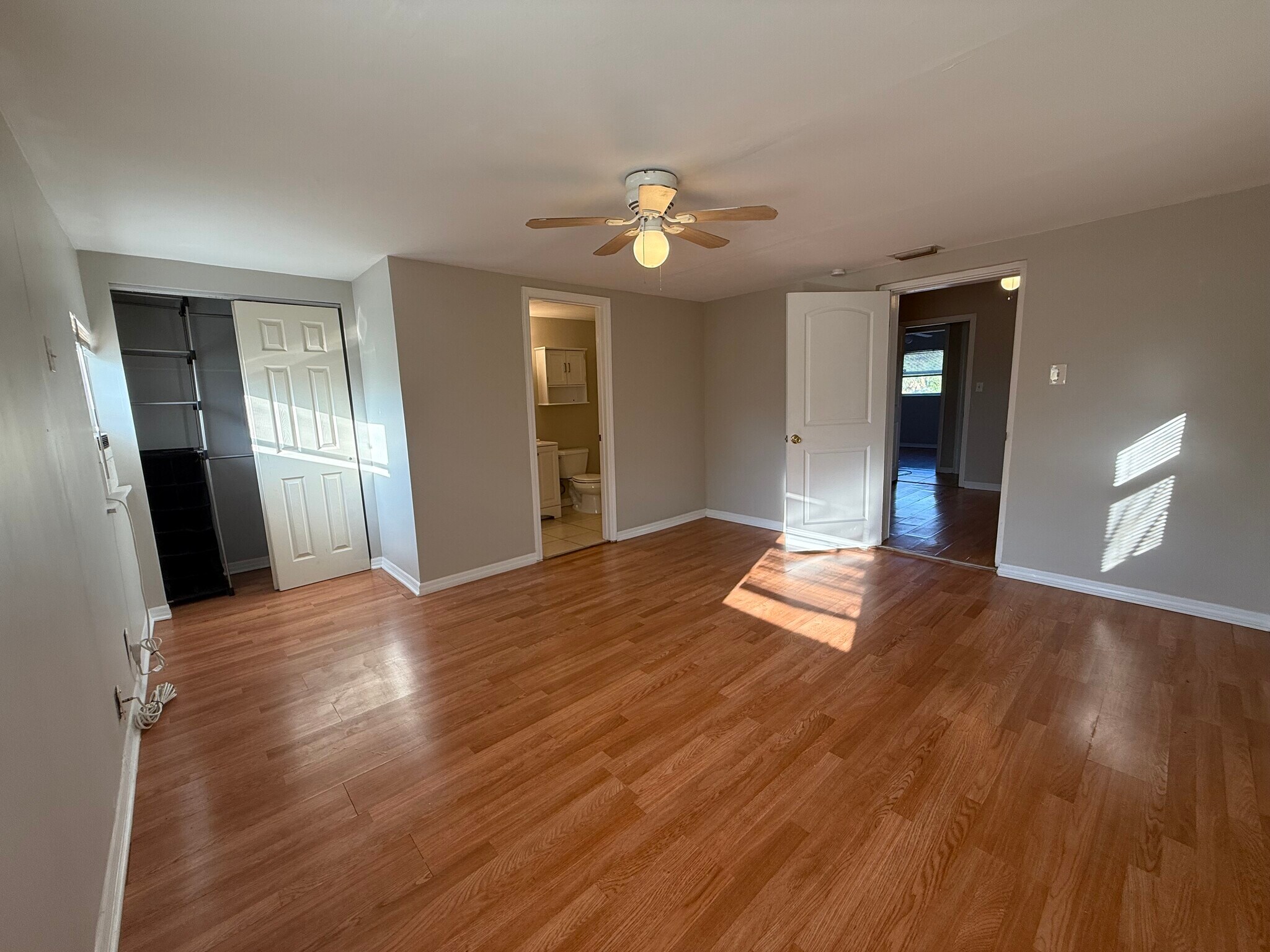 Masterroom with ensuite bathroom - 4410 N 40th St