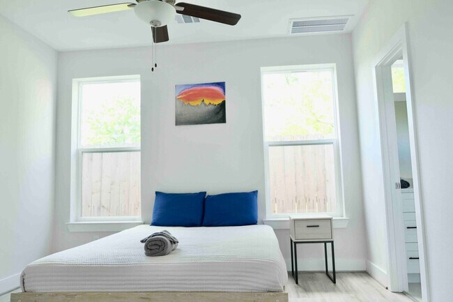 Building Photo - 2304 Live Oak St