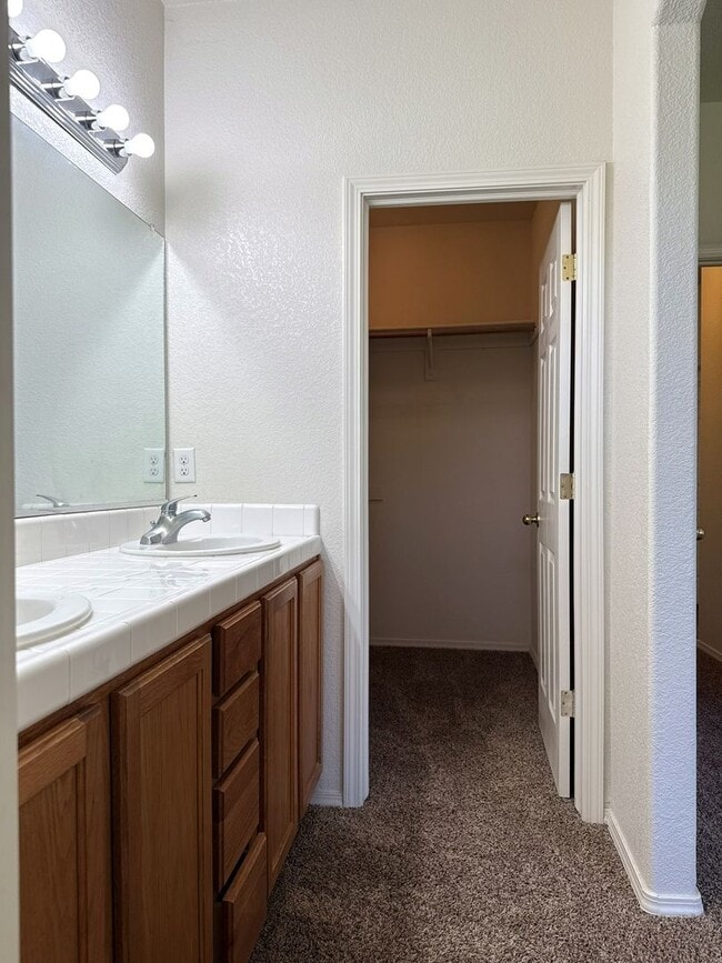 Building Photo - Move in Ready 3/2