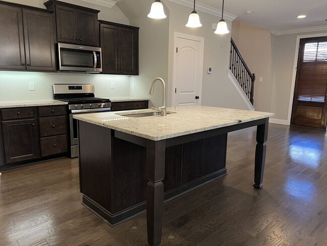 Building Photo - Charming and Convenient Home in Hendersonville