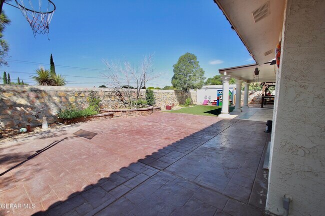 Building Photo - 901 Tepic Dr