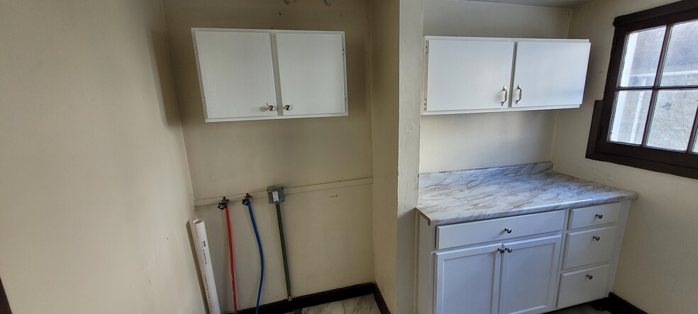 Building Photo - 164 DuPont St