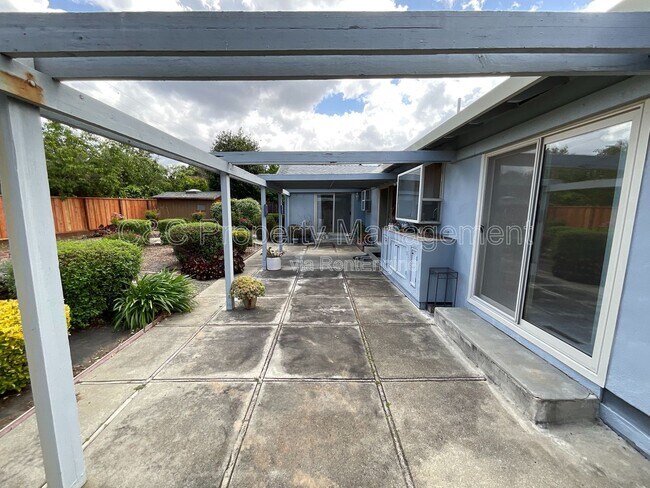 Building Photo - 1426 Ormsby Dr