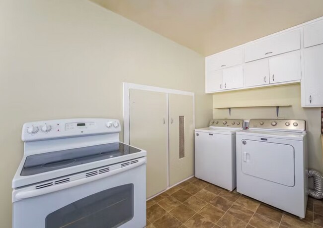 Building Photo - 6215 Independence St