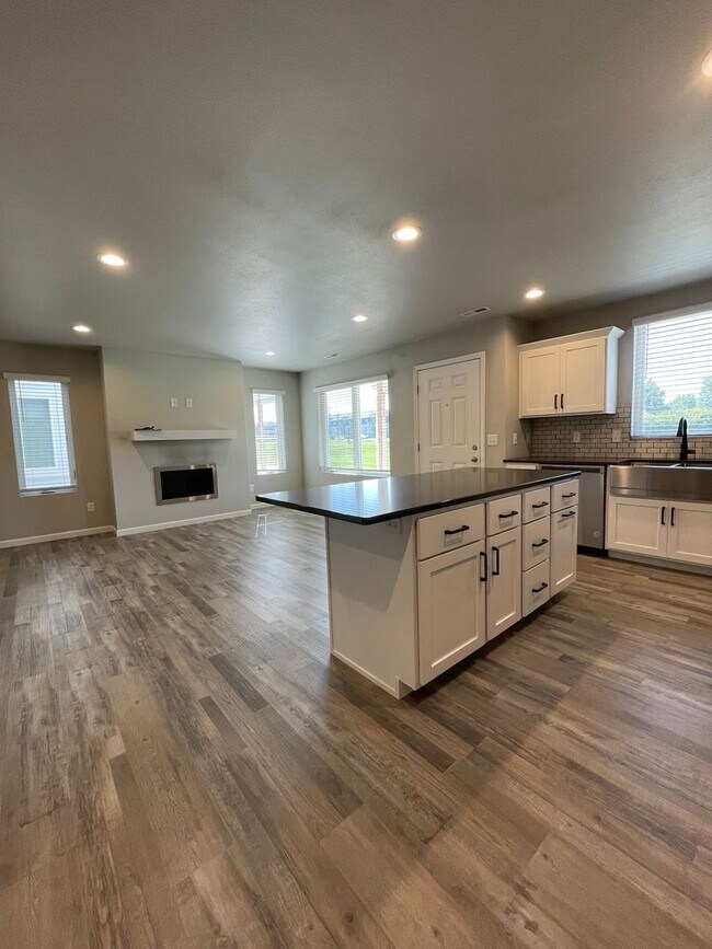 Building Photo - Beautiful Home Located in a Private Community!