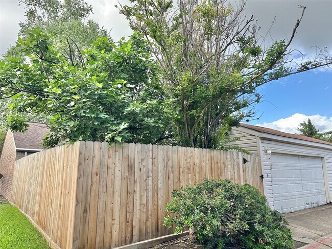 Building Photo - 9164 Wilcrest Dr