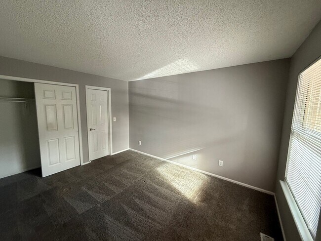 Building Photo - Spacious Aurora Townhome