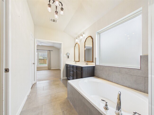 Building Photo - 721 Rim Water Dr