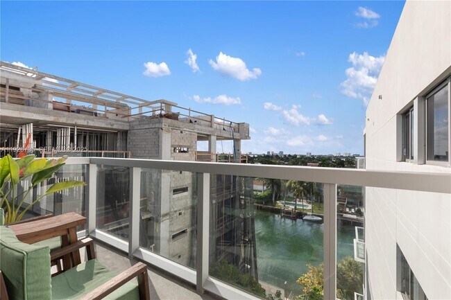 Building Photo - 9940 W Bay Harbor Dr