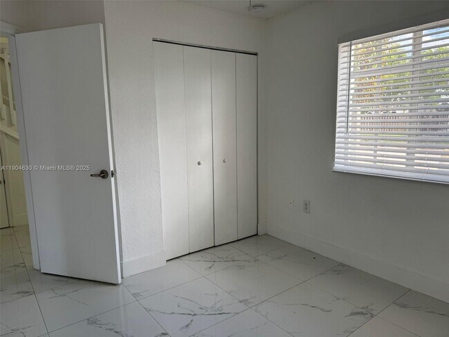 Building Photo - 618 SW 2nd Pl