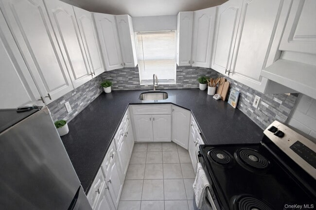 Building Photo - 72-18 Elizabeth Ave