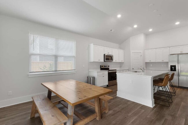 Building Photo - Spacious 4 Bedroom Home in Blake Farm