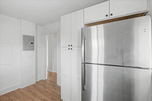 Building Photo - 206 N Broadway