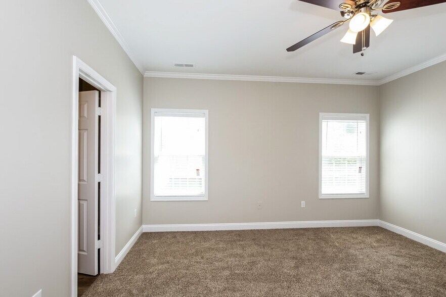 Building Photo - 1432 Standish Dr